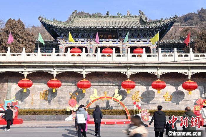 1月30日，裝扮一新的蘭州白塔山公園節(jié)日氛圍濃厚。九美旦增 攝</p><p>