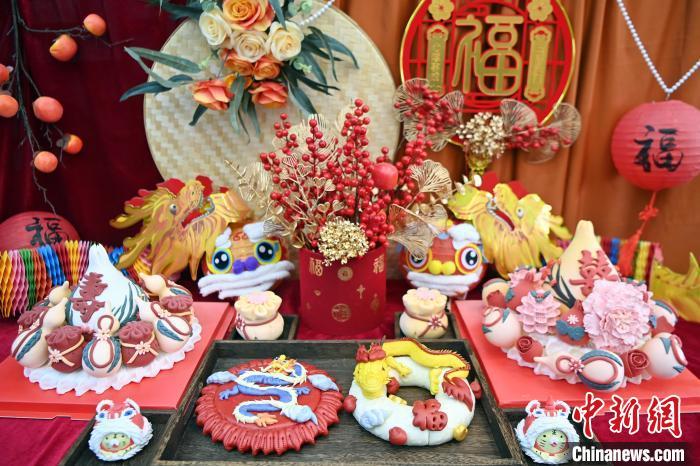 1月25日，春節(jié)臨近，蘭州一花饃店“龍”元素花饃熱銷。圖為展出的“龍”元素花饃。九美旦增 攝