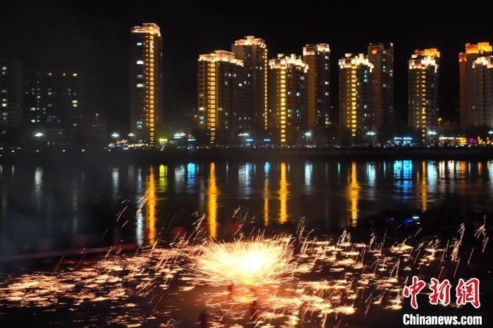 國家級非物質(zhì)文化遺產(chǎn)“打鐵花”在黃河岸畔落地。侯奇志 攝</p>
<p>