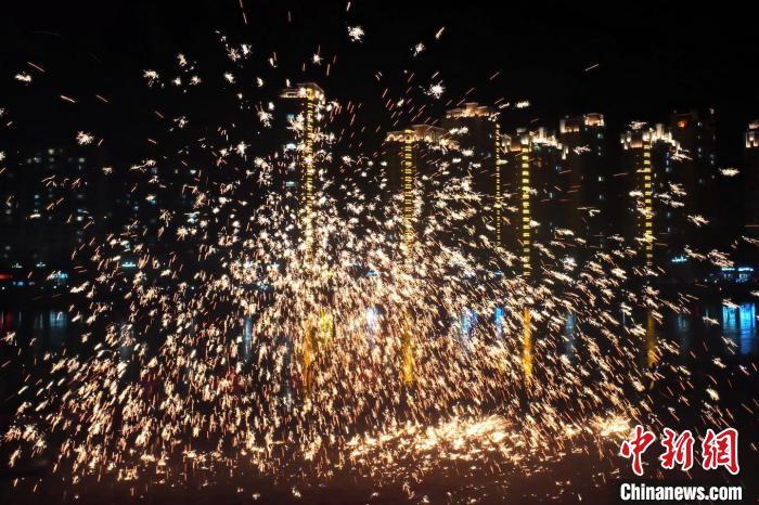 “過年打鐵花”是臨夏州永靖縣的民俗傳統(tǒng)。這項民俗表演，其實有著硬核技術(shù)作支撐，那就是入選國家級非遺的“永靖王氏生鐵冶鑄技藝”。侯奇志 攝</p>
<p>