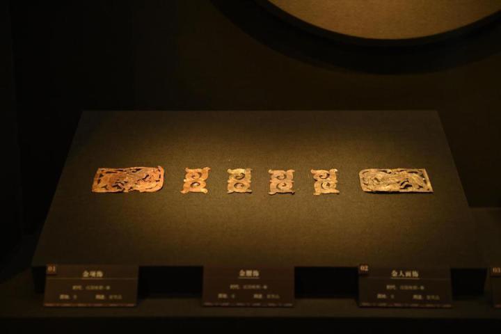 張家川縣馬家塬車輿博物館展陳的馬家塬遺址出土的金項飾、金腰飾、金人畫飾等。李亞龍 攝　　