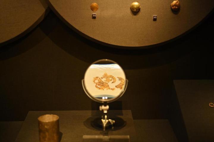 張家川縣馬家塬車輿博物館展陳的馬家塬遺址出土的金飾。李亞龍 攝　
