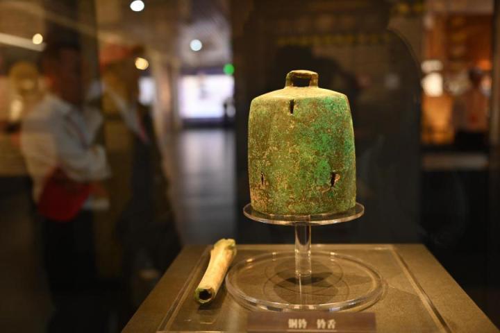 張家川縣馬家塬車輿博物館展陳的馬家塬遺址出土的銅鈴。李亞龍 攝
