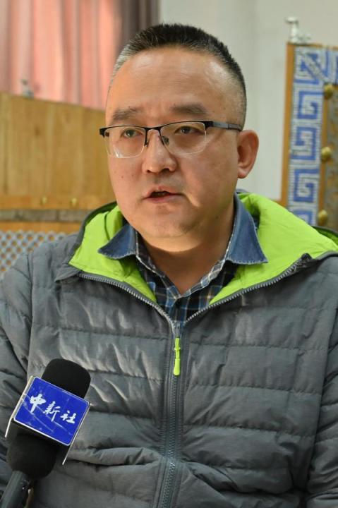 謝焱，甘肅省文物考古研究所副研究館員、考古研究二部主任、田野考古項目負責(zé)人。主持參與了張家川馬家塬戰(zhàn)國西戎墓地、臨潭磨溝齊家文化墓地等20多項考古調(diào)查、發(fā)掘工作，曾獲得中國國家文物局田野考古二、三等獎，“十二五”文物保護科學(xué)和技術(shù)創(chuàng)新二等獎等榮譽。