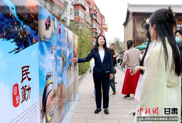 3月下旬，民勤縣在天水啟漢樓廣場舉行推介會，宣傳本地旅游資源和農(nóng)特優(yōu)產(chǎn)品。圖為工作人員向游客介紹民勤自然風(fēng)光、歷史文化。馬愛彬 攝