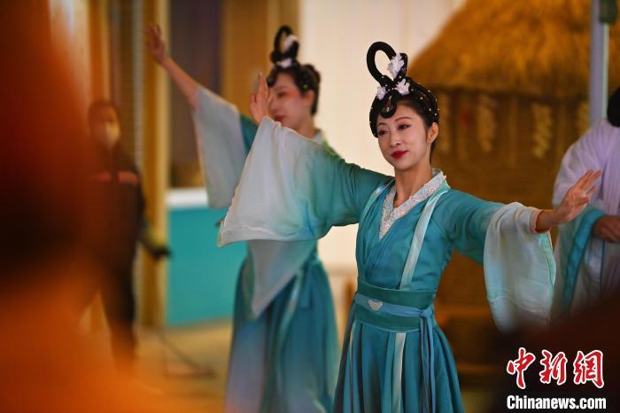 圖為工作人員進(jìn)行舞蹈表演。李亞龍 攝</p><p>
