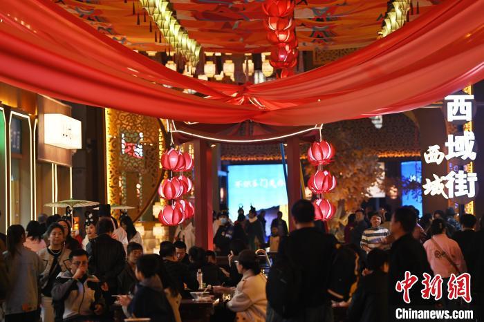 圖為街區(qū)現(xiàn)場(chǎng)游客絡(luò)繹不絕。李亞龍 攝</p><p>