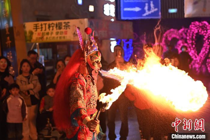 圖為工作人員進(jìn)行雜耍表演。李亞龍 攝</p><p>