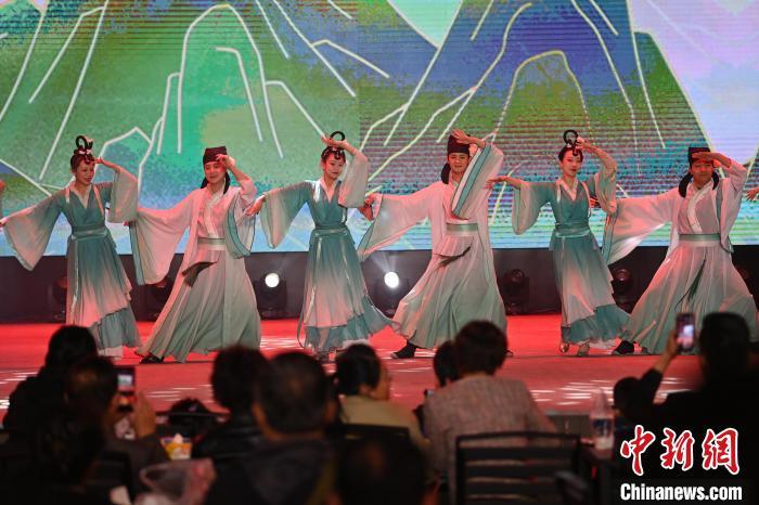 圖為工作人員進(jìn)行舞蹈表演。李亞龍 攝
