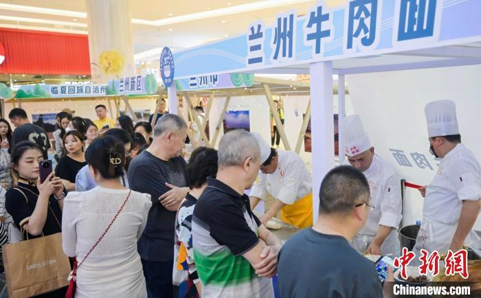 5月11日，“醉美玉如意·感恩幫扶情”甘肅(天津)文創(chuàng)非遺市集和特色美食展示活動(dòng)在天津舉行。(天津市文旅局供圖)