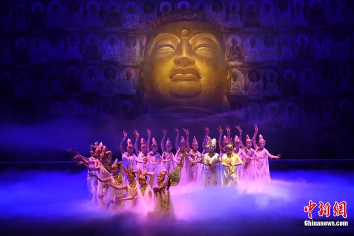 2024年2月23日晚，中國經(jīng)典舞劇《絲路花雨》在甘肅蘭州演出恭賀新春。李亞龍 攝