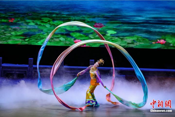 2023年4月17日晚，中國經(jīng)典舞劇《絲路花雨》在澳門百老匯劇場演出。甘肅演藝集團(tuán) 供圖