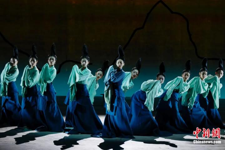 2024年2月29日晚，舞蹈詩劇《只此青綠》在北京上演，多國駐華使節(jié)和國際組織代表前來觀賞。韓海丹 攝
