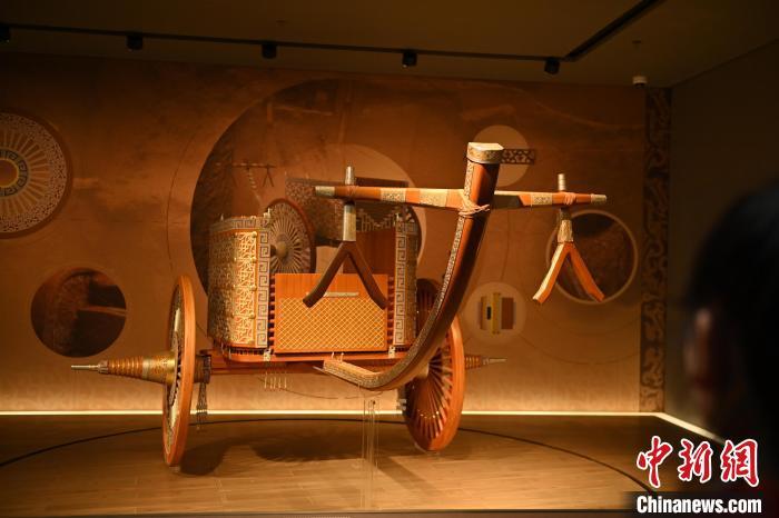 甘肅張家川縣馬家塬車輿博物館內(nèi)展陳的等比例復(fù)原戰(zhàn)國(guó)西戎車輿 中新社記者 李亞龍 攝
