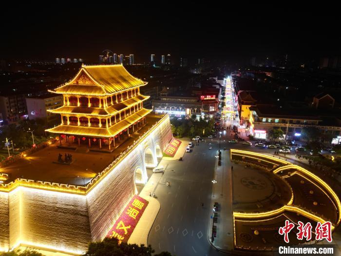 圖為武威市標(biāo)志性建筑涼州古城門燈光亮起。(無人機(jī)照片) 　戴文昌 攝</p><p>