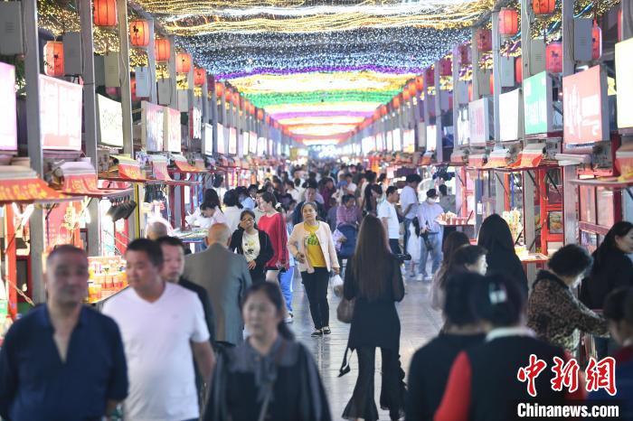 圖為燈光亮起，明清街夜市人氣漸旺?！〈魑牟?攝</p><p>