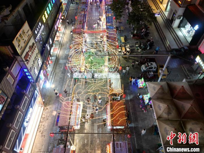 圖為明清街夜市燈光點(diǎn)亮具有武威文化元素的“銅奔馬”彩燈。(無人機(jī)照片) 　戴文昌 攝</p><p>