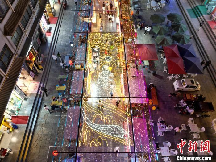 圖為明清街夜市燈光點(diǎn)亮具有武威文化元素的“天梯山石窟”彩燈。(無人機(jī)照片) 　戴文昌 攝</p><p>