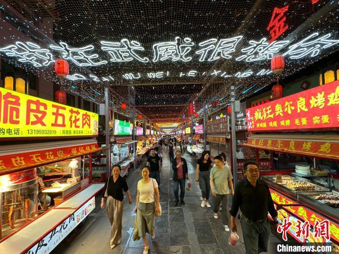 圖為明清街夜市燈光點(diǎn)亮“我在武威很想你”。　戴文昌 攝</p><p>