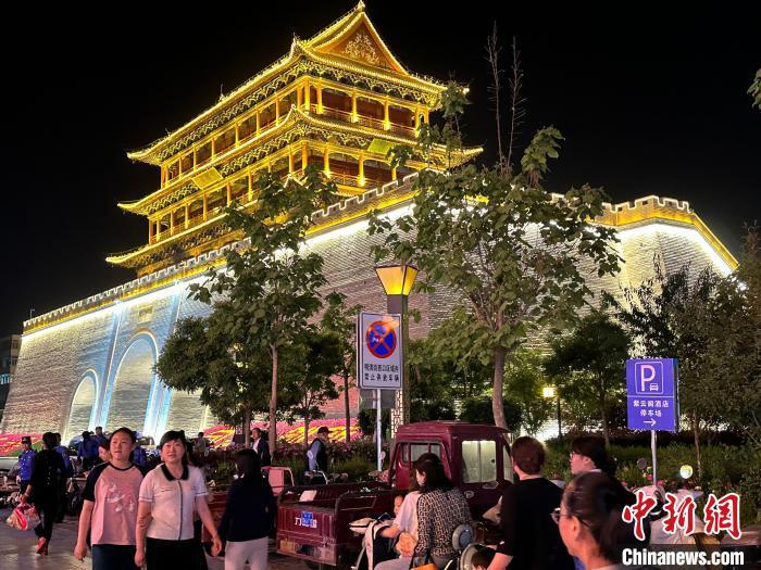 圖為夜幕降臨，涼州古城門燈光亮起。　戴文昌 攝
