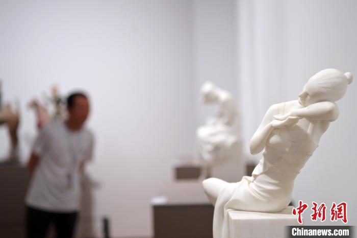 5月21日，在“絲路印跡”雕塑藝術(shù)作品展展出的作品《綺羅香·香》。九美旦增 攝</p>
<p>