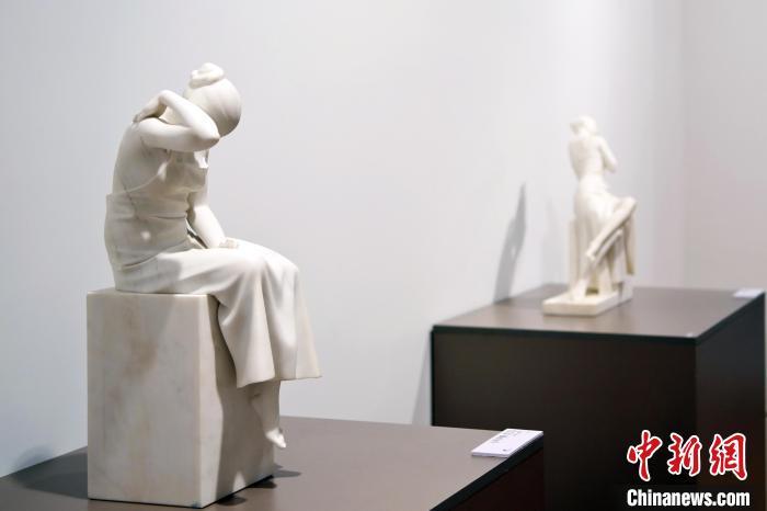 5月21日，在“絲路印跡”雕塑藝術(shù)作品展展出的雕塑作品《聲聲慢·艾艾》。九美旦增 攝</p>
<p>