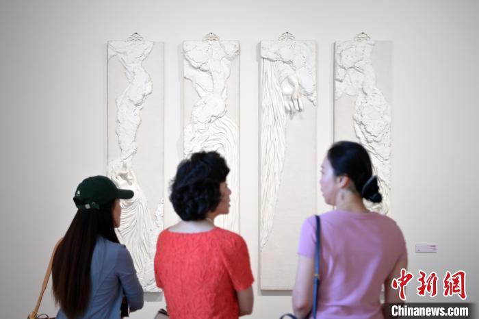 5月21日，觀眾參觀在“絲路印跡”雕塑藝術(shù)作品展展出的作品《無(wú)相》。九美旦增 攝</p>
<p>