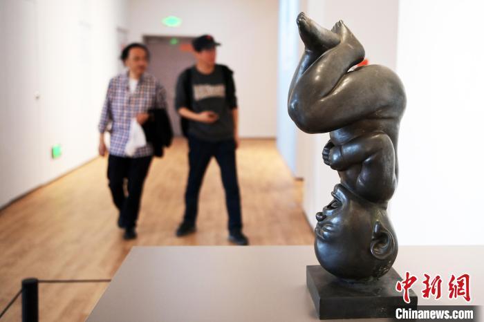5月21日，觀眾參觀“絲路印跡”雕塑藝術(shù)作品展展出的雕塑作品。九美旦增 攝</p>
<p>