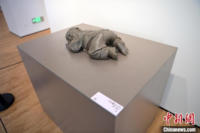 5月21日，在“絲路印跡”雕塑藝術(shù)作品展展出的作品《大地之子》。九美旦增 攝</p>
<p>