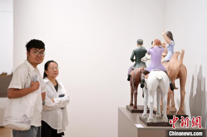 5月21日，觀眾參觀在“絲路印跡”雕塑藝術(shù)作品展展出的雕塑作品《絲路話語(yǔ)》。九美旦增 攝</p>
<p>
