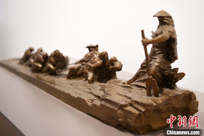 5月21日，在“絲路印跡”雕塑藝術(shù)作品展展出的作品《治水為民·禹德九州》。九美旦增 攝</p>
<p>