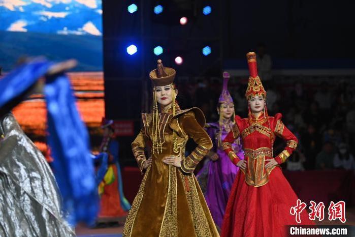 圖為開幕式現場蒙古族服飾秀。李亞龍 攝</p>
<p>