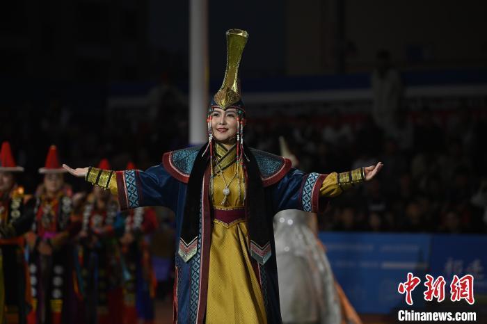 圖為開幕式現場蒙古族服飾秀。李亞龍 攝