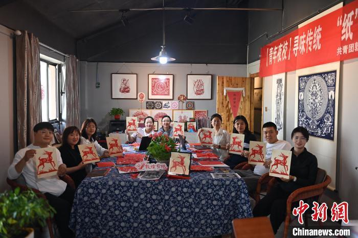 6月6日，在甘肅敦煌青年夜校課程中，青年學(xué)員展示學(xué)習(xí)敦煌非遺剪紙的成果。