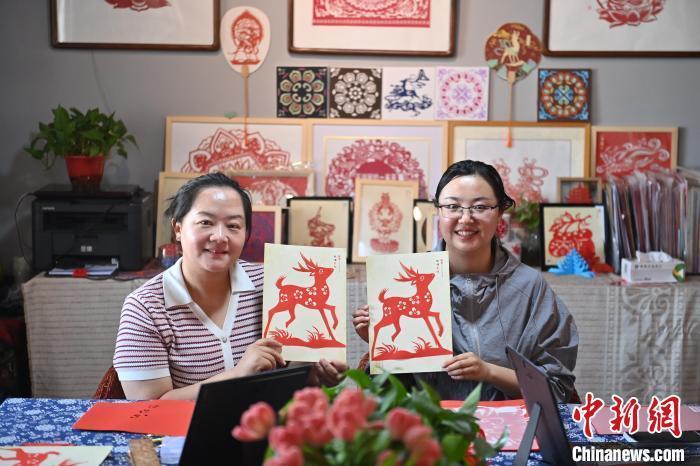 6月6日，在甘肅敦煌青年夜校課程中，青年學(xué)員展示學(xué)習(xí)敦煌非遺剪紙的成果。李亞龍 攝　　