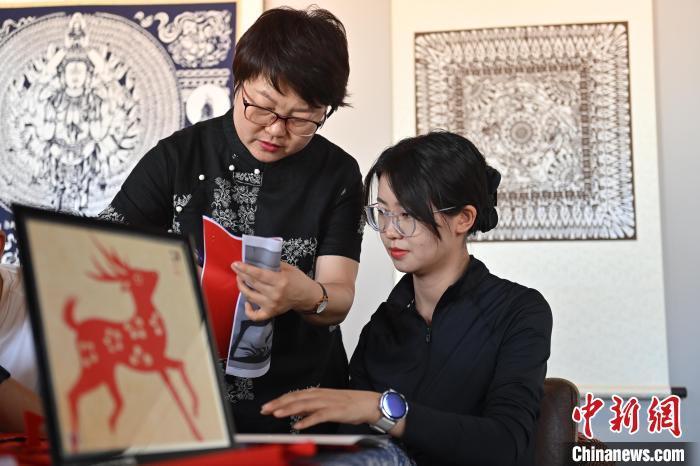 6月6日，在甘肅敦煌青年夜校課程中，青年學(xué)員學(xué)習(xí)敦煌非遺剪紙課程。李亞龍 攝