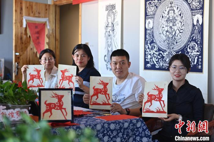 6月6日，在甘肅敦煌青年夜校課程中，青年學(xué)員展示學(xué)習(xí)敦煌非遺剪紙的成果。李亞龍 攝　　