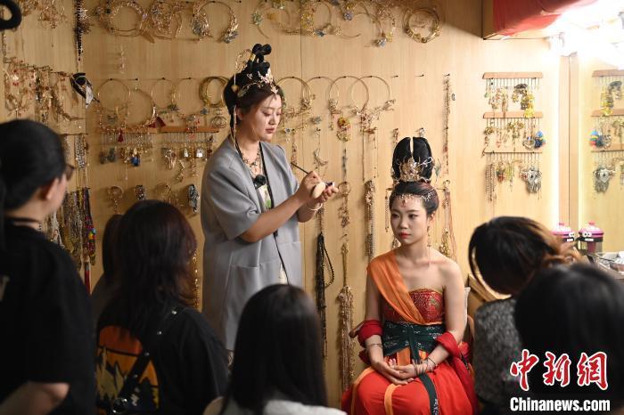 6月6日，在甘肅敦煌青年夜校課程中，青年學(xué)員學(xué)習(xí)敦煌美妝課程。李亞龍 攝