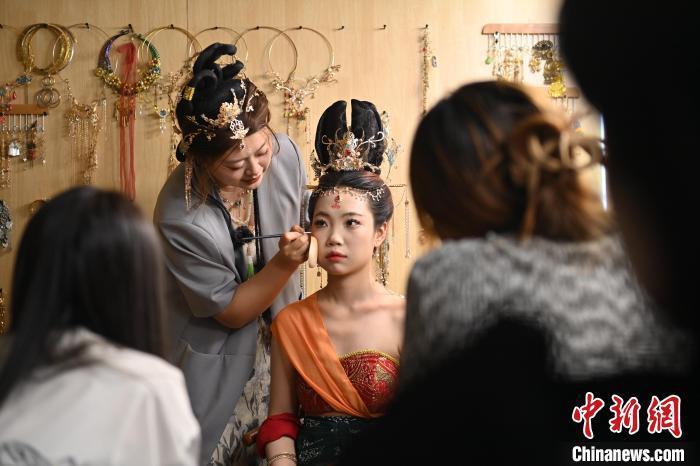 6月6日，在甘肅敦煌青年夜校課程中，青年學(xué)員學(xué)習(xí)敦煌美妝課程。李亞龍 攝　　