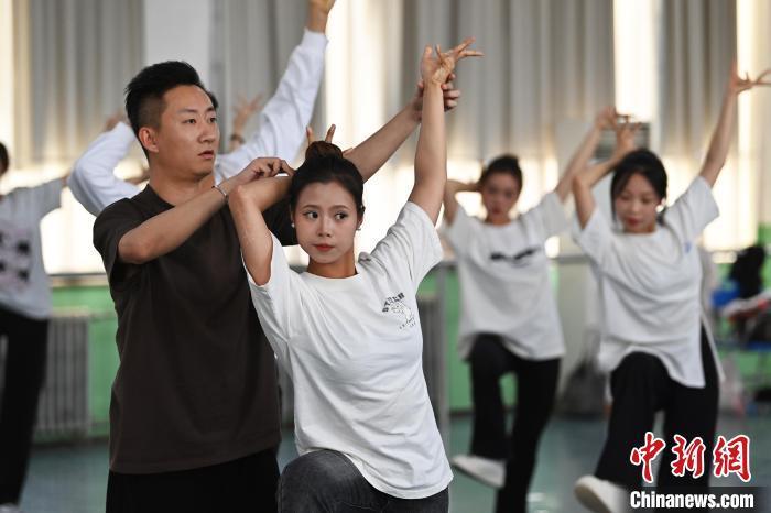 6月6日，在甘肅敦煌青年夜校課程中，青年學(xué)員學(xué)習(xí)敦煌舞課程。李亞龍 攝　　