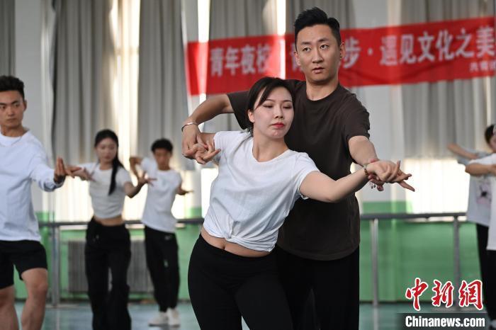 6月6日，在甘肅敦煌青年夜校課程中，學(xué)員學(xué)習(xí)敦煌舞課程。李亞龍 攝　　