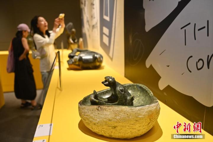 圖為該藝術(shù)展展陳的蛇紋石作品《河馬池》。中新社記者 李亞龍 攝