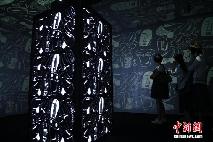 圖為游客參觀藝術(shù)展。中新社記者 李亞龍 攝
