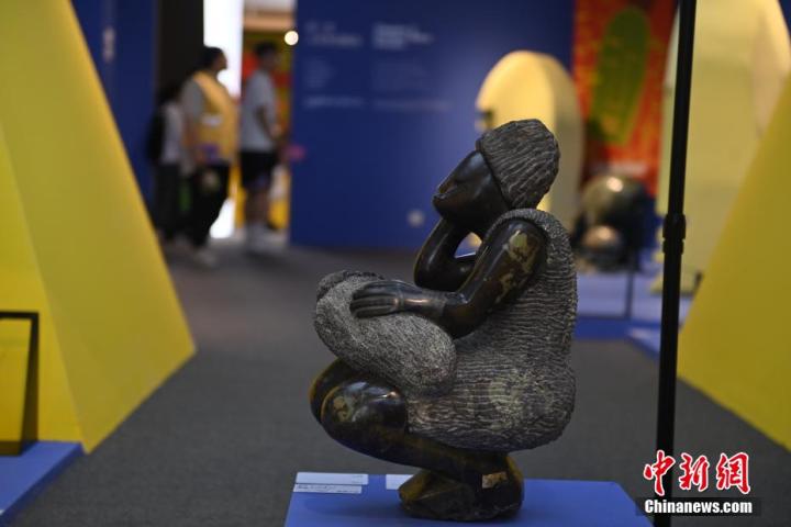 圖為游客參觀藝術(shù)展。中新社記者 李亞龍 攝</p>
<p>