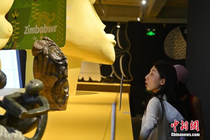 圖為游客參觀藝術(shù)展。中新社記者 李亞龍 攝