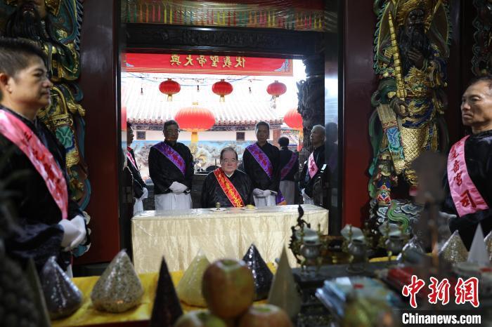 6月21日，“2024(甲辰年)兩岸共祭人文始祖伏羲典禮”在臺灣新北舉行。擔(dān)任主祭官的先嗇宮董事長、中國國民黨前秘書長李乾龍(中)出席典禮并擔(dān)任主祭官。中新社記者 張曉曦 攝