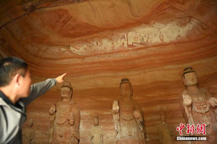 7月15日，甘肅省平?jīng)鍪袥艽h百里石窟長廊中的南石窟寺1號窟內(nèi)，工作人員介紹窟內(nèi)僅存的浮雕——佛傳故事。百里石窟長廊位于涇川縣境內(nèi)，由512個石窟、5眼窟中石井組成，現(xiàn)存王母宮石窟、鳳凰山石窟、南石窟寺、丈八寺石窟、羅漢洞石窟、太山寺石窟等規(guī)模較大的石窟群，還有數(shù)量眾多的小石窟群。南石窟寺開鑿于北魏永平三年，其中1號窟屬于大型七佛窟，七佛高達6米。中新社記者 李亞龍 攝</p>
<p>