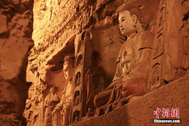 7月15日，甘肅省平?jīng)鍪袥艽h百里石窟長廊中的王母宮石窟造像。百里石窟長廊位于涇川縣境內(nèi)，由512個石窟、5眼窟中石井組成，現(xiàn)存王母宮石窟、鳳凰山石窟、南石窟寺、丈八寺石窟、羅漢洞石窟、太山寺石窟等規(guī)模較大的石窟群，還有數(shù)量眾多的小石窟群。王母宮石窟又名千佛洞，該窟設(shè)計宏大，造像生動，窟內(nèi)擁有造像數(shù)百尊，是較為珍貴的佛教文化歷史遺存。中新社記者 李亞龍 攝</p>
<p>