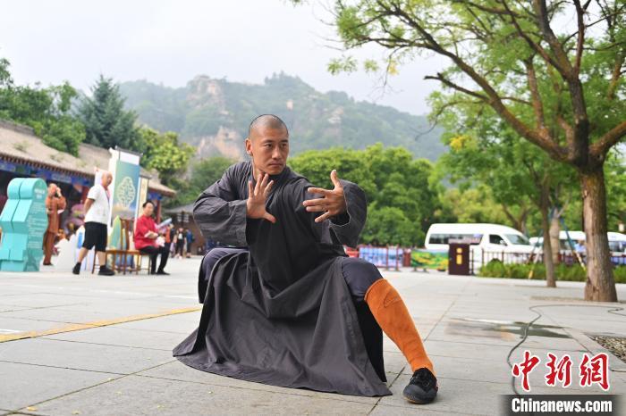 7月14日，甘肅省平?jīng)鍪嗅轻忌骄皡^(qū)內(nèi)，嵩山少林弟子展示武藝。7月13日至14日，“2024年北京體育大學(xué)第十五屆國(guó)際武術(shù)比賽交流大會(huì)暨首屆崆峒山國(guó)際武術(shù)大會(huì)”舉行，大會(huì)也在崆峒山景區(qū)進(jìn)行問(wèn)道崆峒、武術(shù)高級(jí)研修班、崆峒拜師等系列活動(dòng)。中新社記者 李亞龍 攝</p>
<p>
