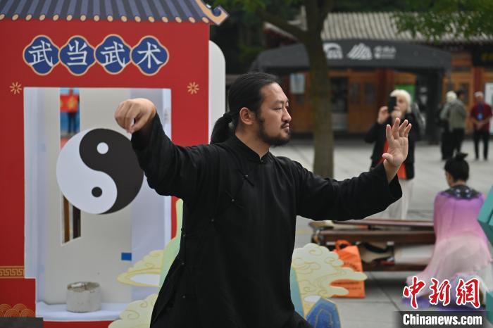 7月14日，甘肅省平?jīng)鍪嗅轻忌骄皡^(qū)內(nèi)，武當(dāng)玄武派傳承人展示武當(dāng)武術(shù)。7月13日至14日，“2024年北京體育大學(xué)第十五屆國(guó)際武術(shù)比賽交流大會(huì)暨首屆崆峒山國(guó)際武術(shù)大會(huì)”舉行，大會(huì)也在崆峒山景區(qū)進(jìn)行問(wèn)道崆峒、武術(shù)高級(jí)研修班、崆峒拜師等系列活動(dòng)。中新社記者 李亞龍 攝</p>
<p>